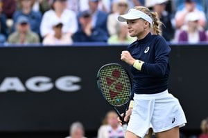 Harriet Dart gives a fist pump celebrating a point at the Lexus Estbourne Open