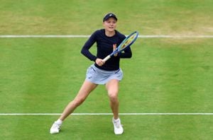 Harriet Dart playing tennis on the grass at the HSBC Championships