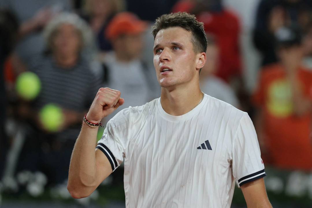 Jakub Mensik gives a fist pump at the 2026 Roland Garros