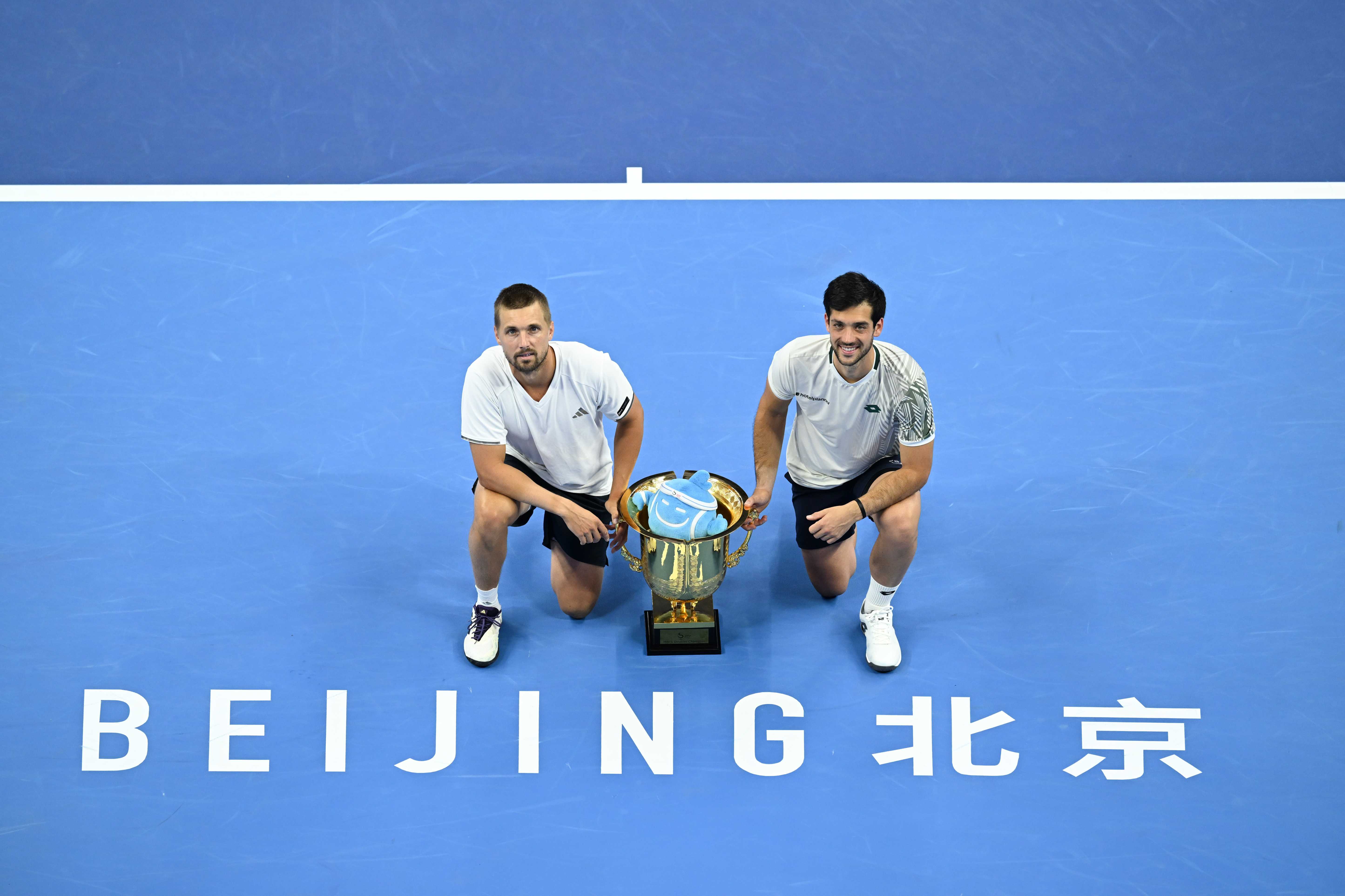 Lloyd Glasspool and Julian Cash with the 2026 China Open doubles title