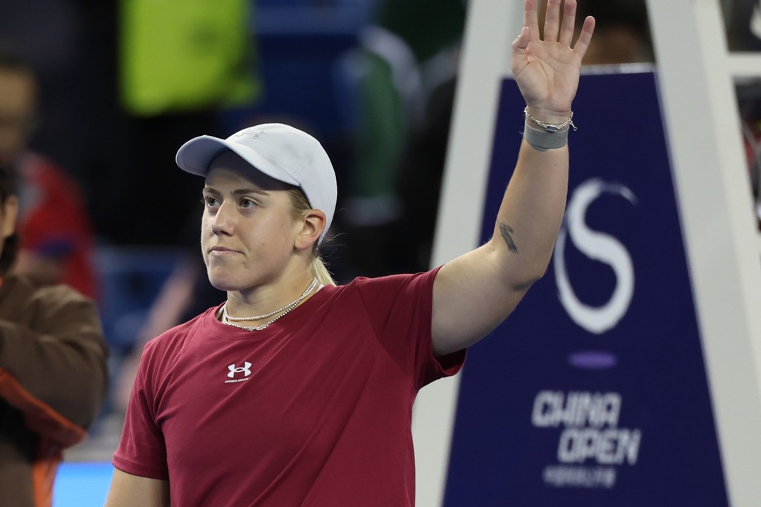 Sonay Kartal waving at the crowd after a win at the China Open