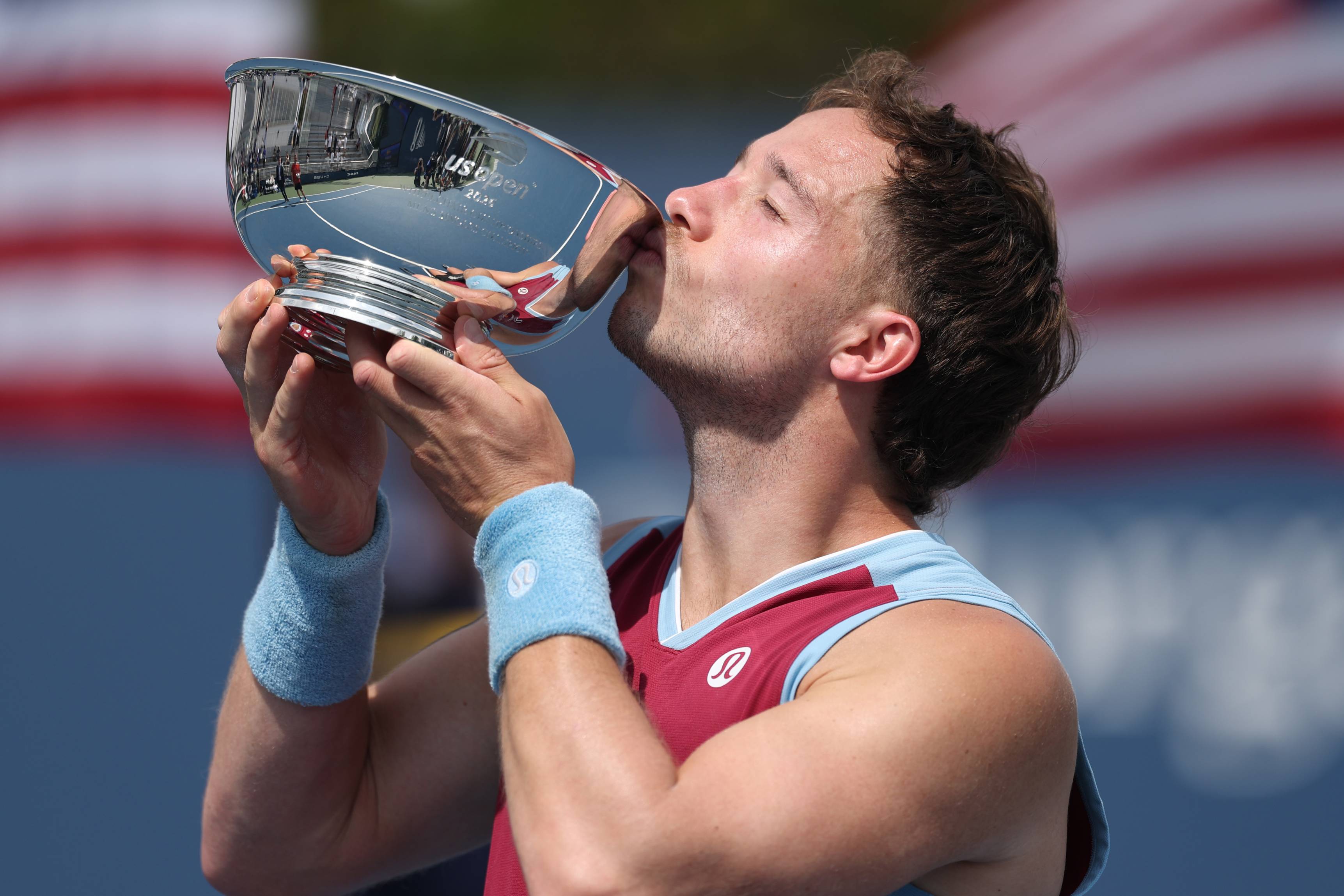 British wheelchair tennis player Alfie Hewett kisses the 2026 men's wheelchair singles trophy at the US Open