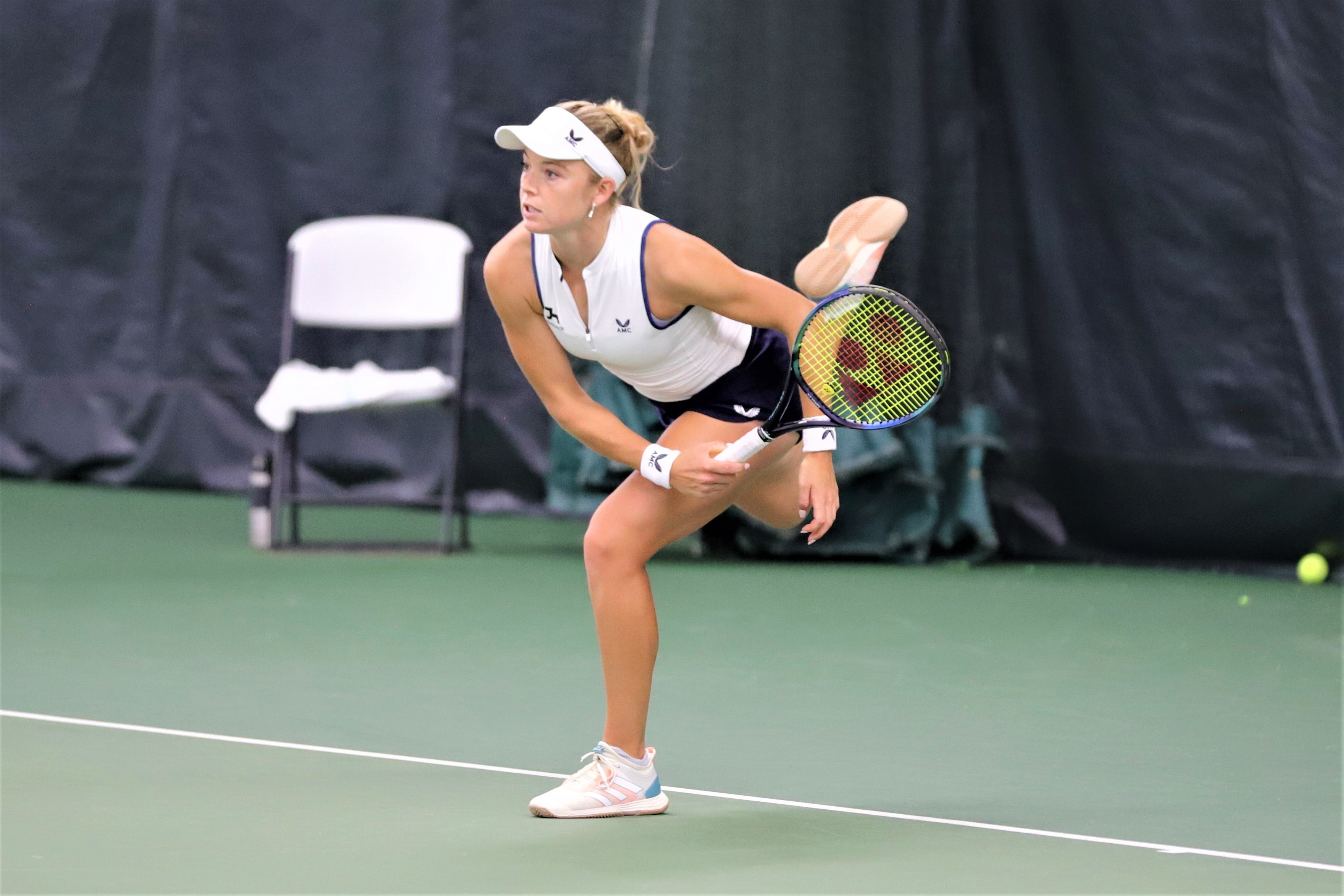 Katie Swan posture after serving